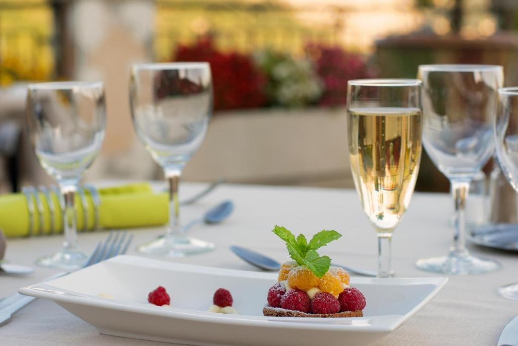 Logis Hotel Restaurant La Porte Des Cevennes อ็องดูซ ภายนอก รูปภาพ
