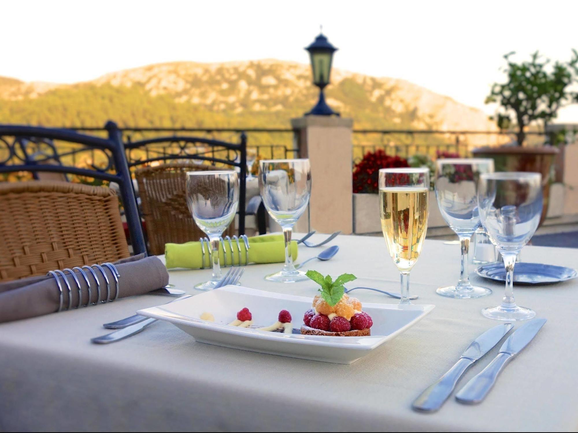 Logis Hotel Restaurant La Porte Des Cevennes อ็องดูซ ภายนอก รูปภาพ